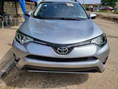 2017 Toyota Rax4 XLE Thumbstart