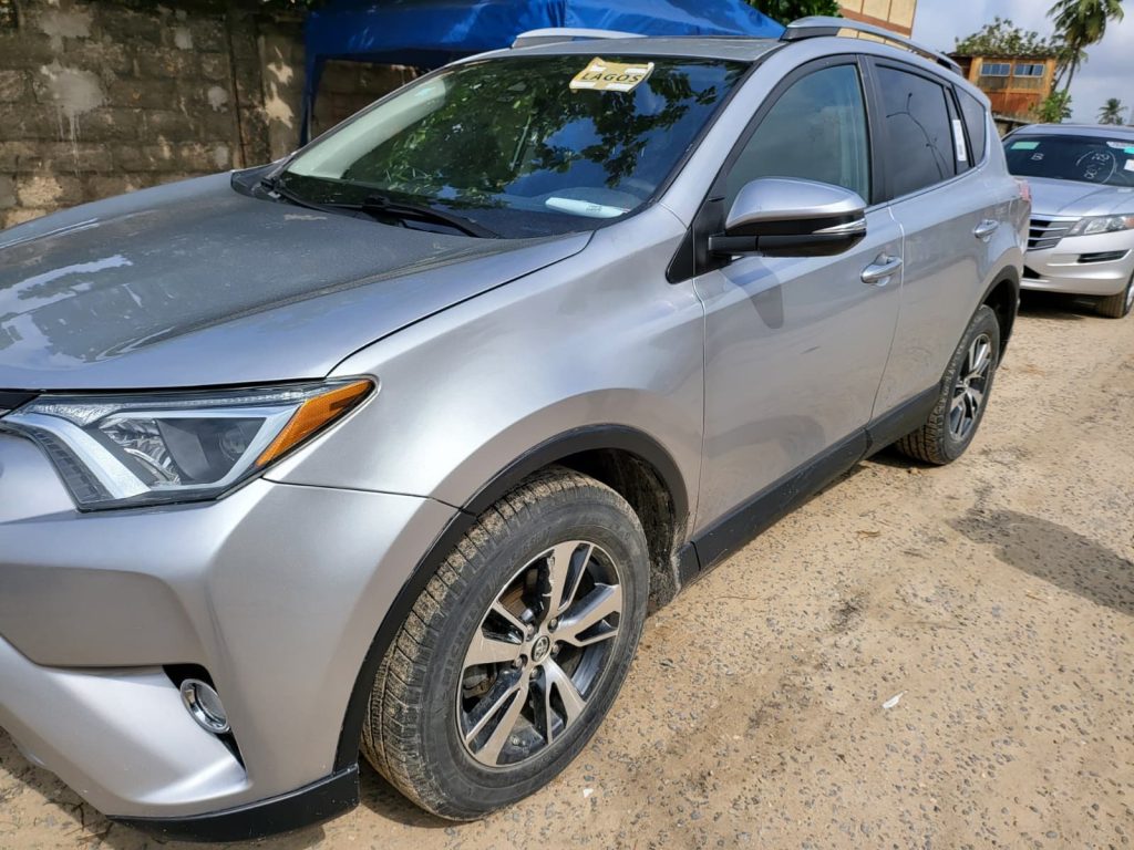 2017 Toyota Rax4 XLE Thumbstart